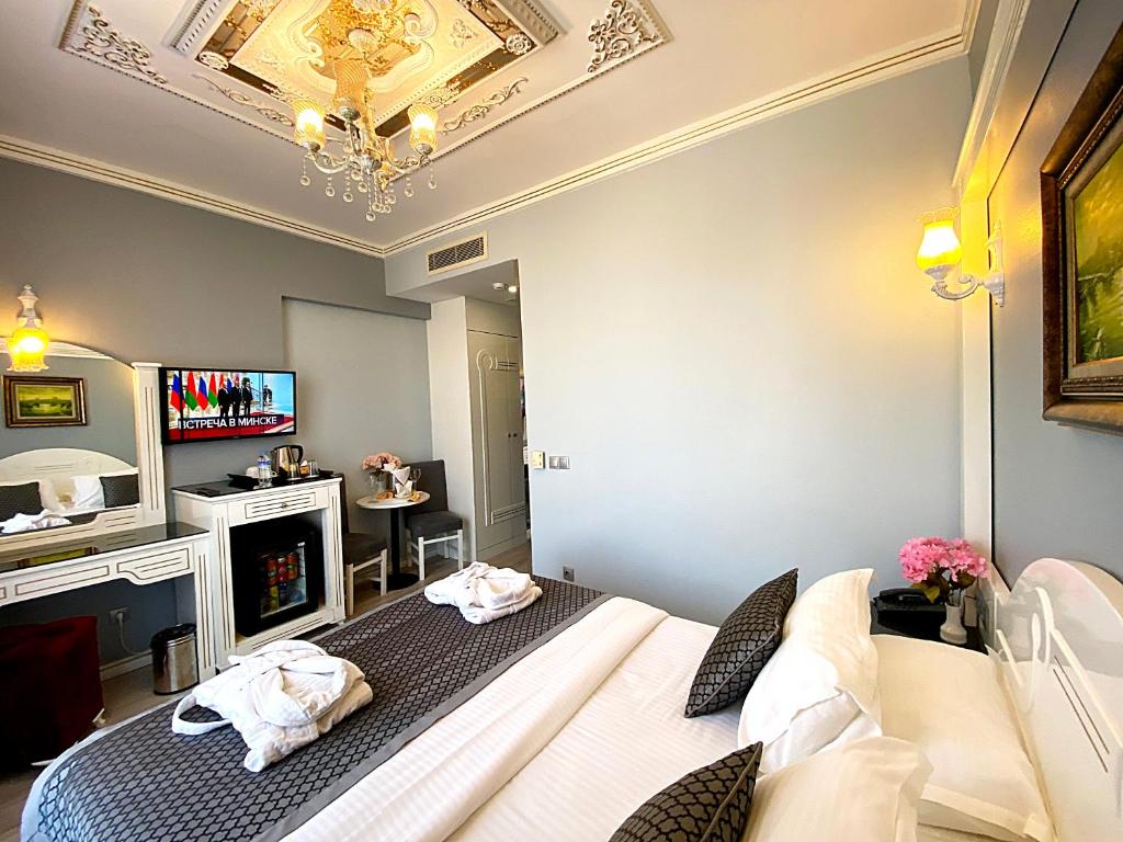 A bed or beds in a room at Gülhanepark Hotel & Spa