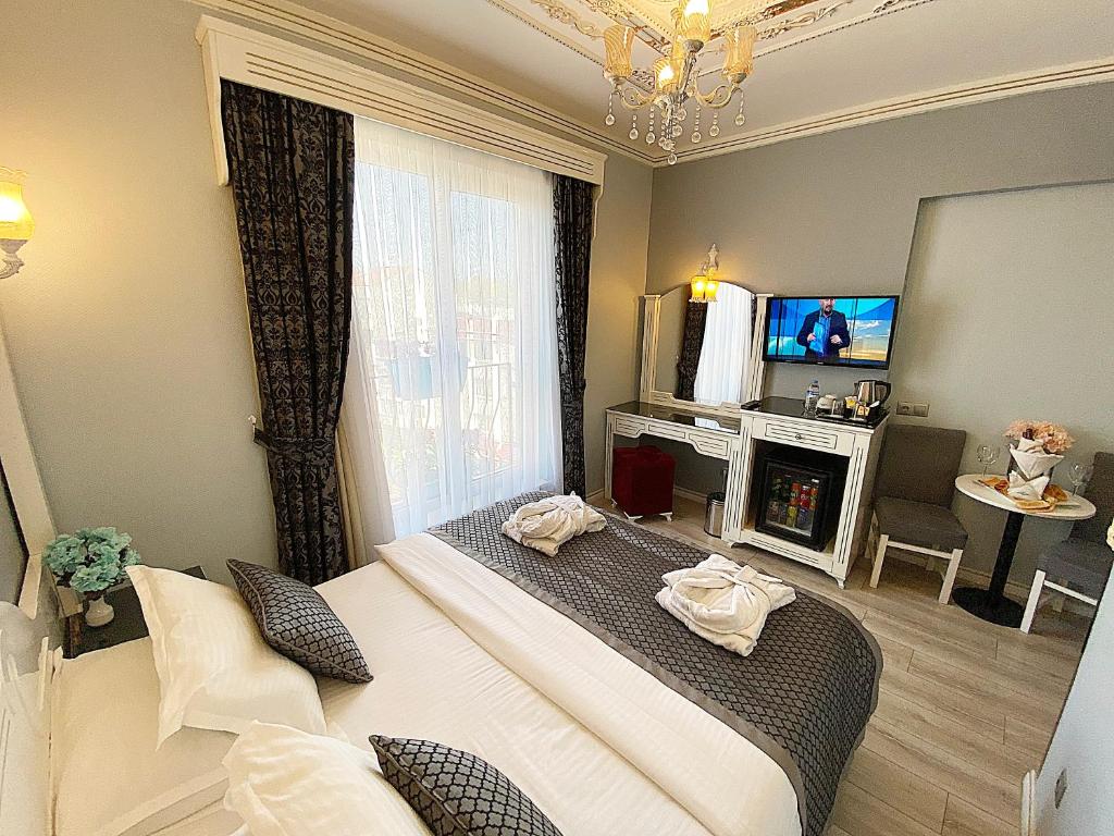 A bed or beds in a room at Gülhanepark Hotel & Spa