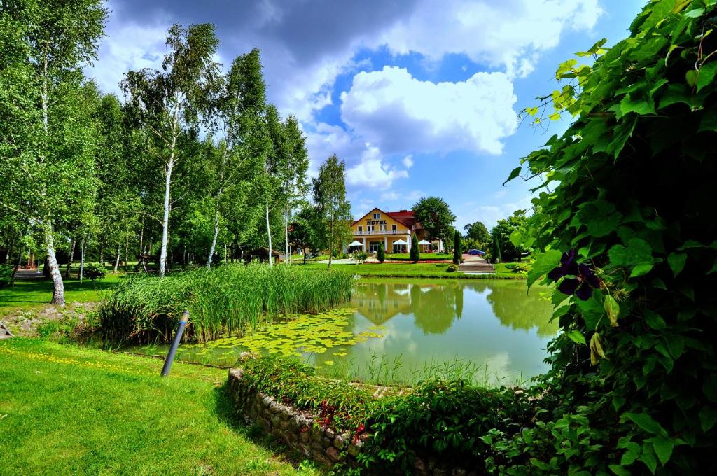 Vonkajšia záhrada v ubytovaní Hotel Chabrowy Dworek