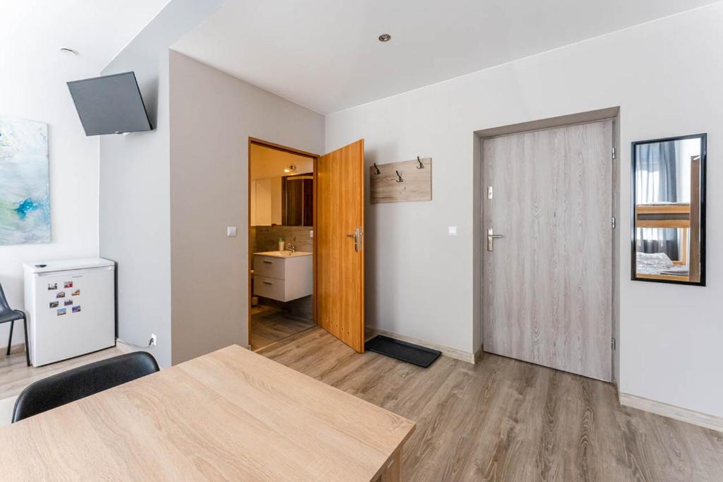 Televízia a/alebo spoločenská miestnosť v ubytovaní Hostel Północna 61