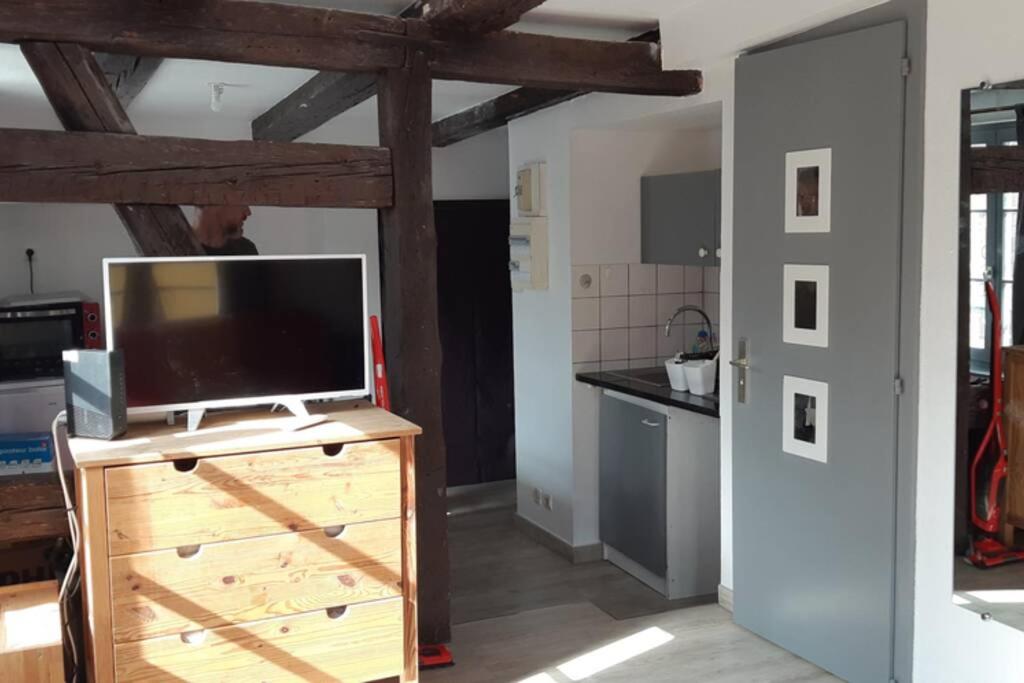TV en un tocador de madera en una cocina en Gîte de Bénédicte Ancienne Douane, en Colmar