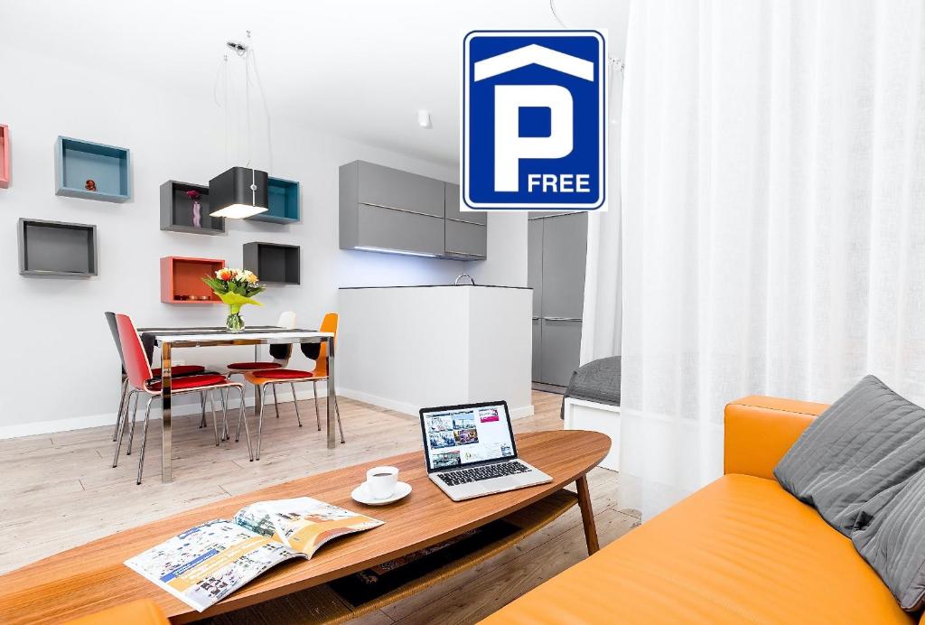 TV a/nebo společenská místnost v ubytování WrocApartments StarCenter - Parking Free