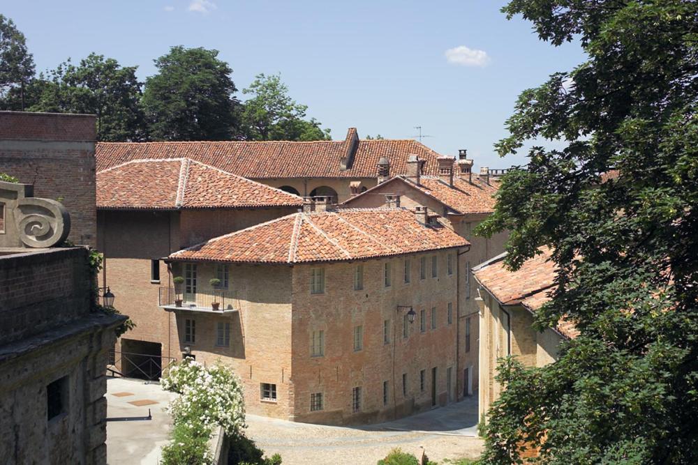 een groep gebouwen met betegelde daken in een stad bij Marchesi Alfieri - Cantine e Ospitalità in San Martino Alfieri