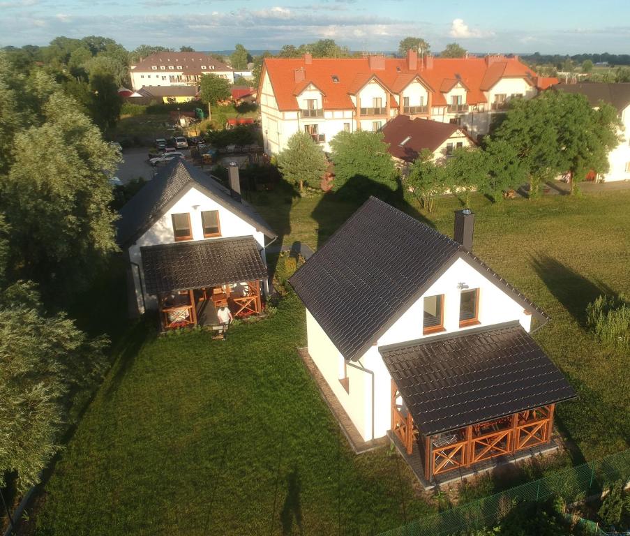 uma vista aérea de uma aldeia com casas em Apartamenty i Domki Mierzeja em Sztutowo