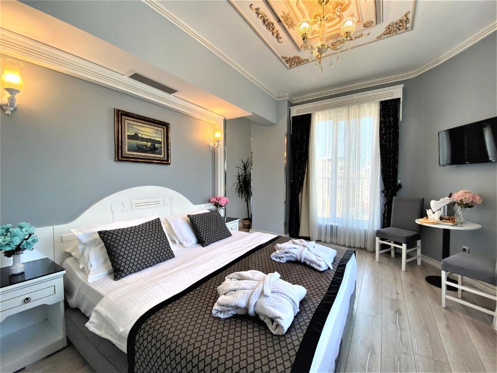 A bed or beds in a room at Gülhanepark Hotel & Spa