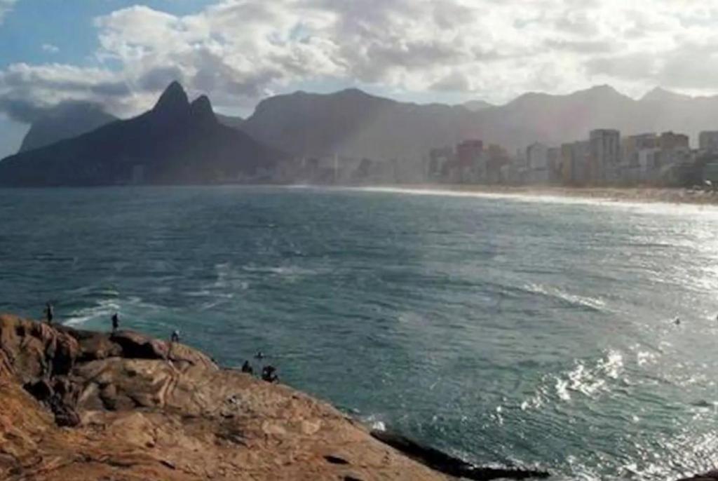  Pé na Areia Mercury Arpoardor