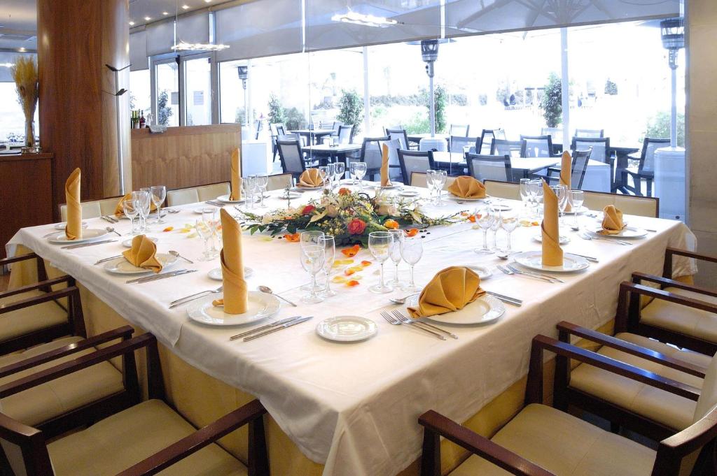 Reštaurácia alebo iné gastronomické zariadenie v ubytovaní Evenia Rossello