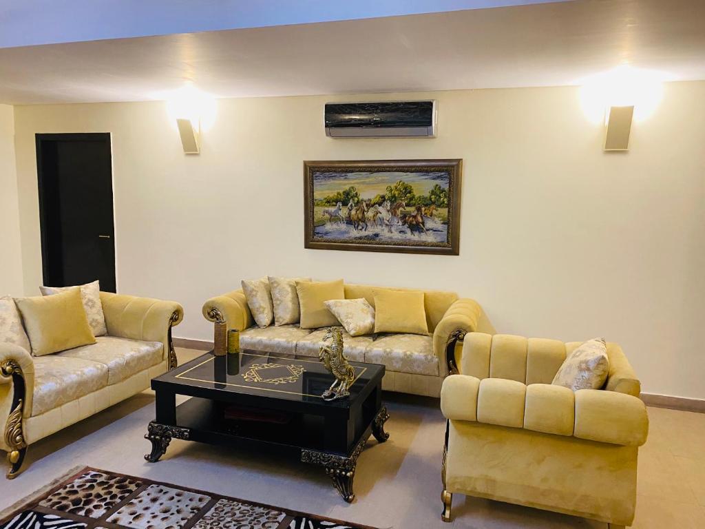 Seating area sa Royal Two Bed Luxury Apartment Gulberg