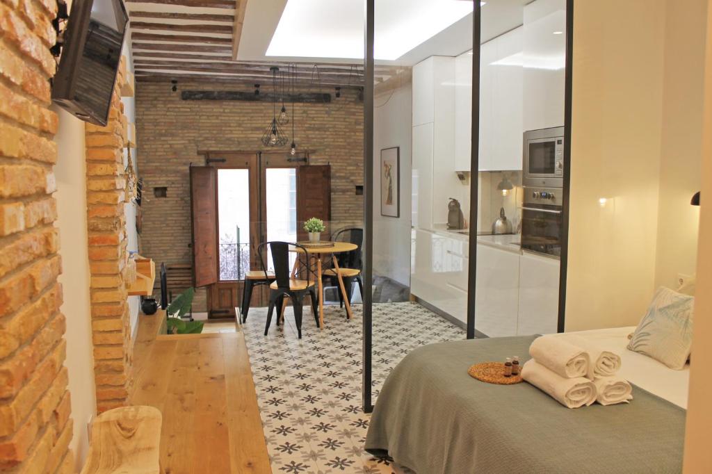 a room with a bed and a dining room at El Secreto de Portales in Logroño