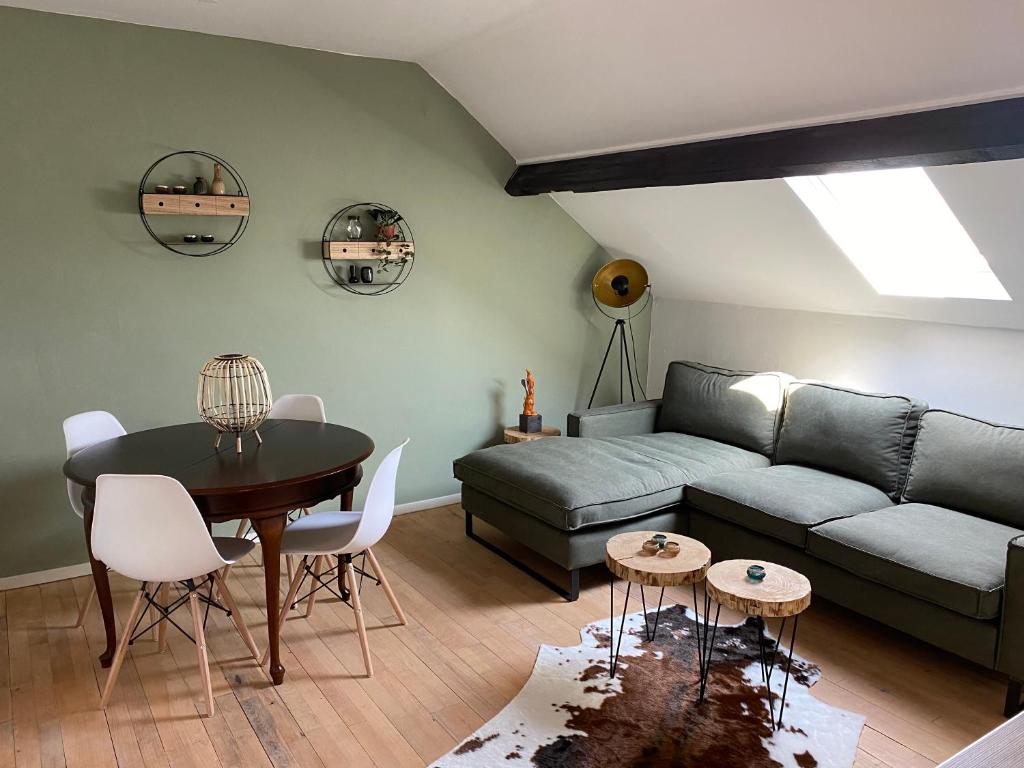 een woonkamer met een bank en een tafel bij Authentic Stays - 4p-apartment in Eijsden