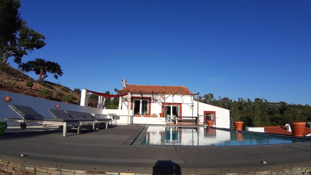 a villa with a swimming pool and a house at Gecko Pego Longo in São Luis