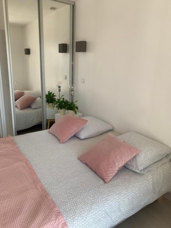 Кровать или кровати в номере CASABINA Appartement entre Disney et paris