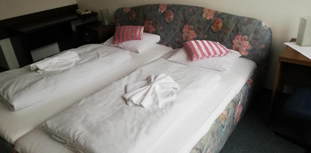 Postel nebo postele na pokoji v ubytování Hotel Apollo
