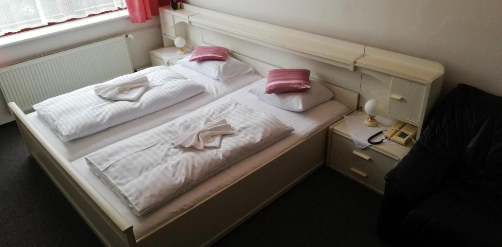 Säng eller sängar i ett rum på Hotel Apollo