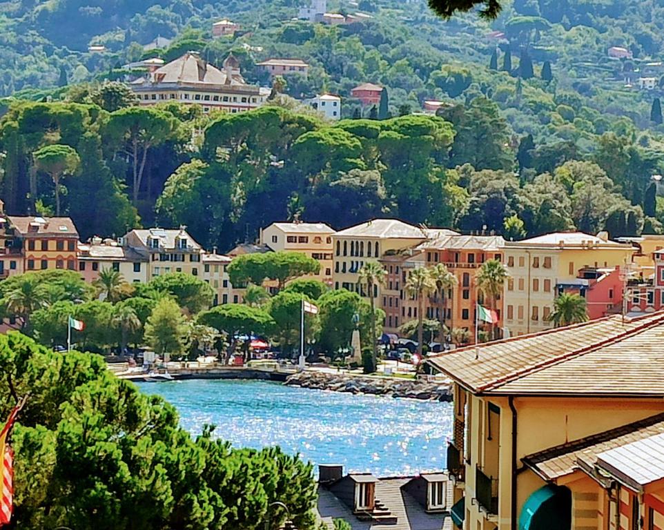 vistas a una ciudad con río y edificios en La Pagana en Santa Margherita Ligure
