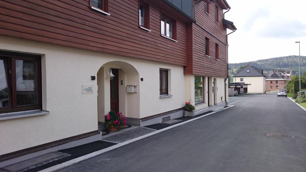 an empty street next to a building at Ferienwohnung Louise in Klingenthal