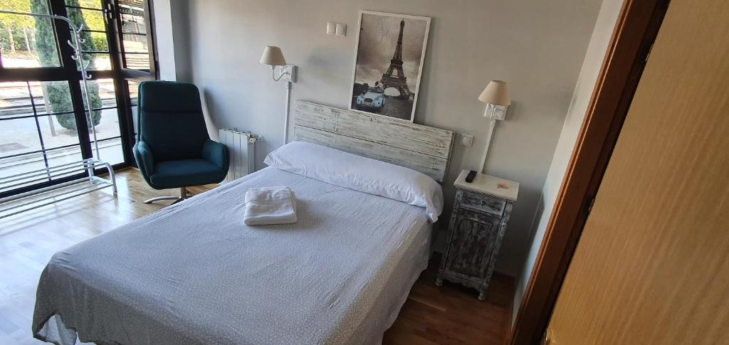 1 dormitorio pequeño con 1 cama y 1 silla en Rooms Suite Planetario en Madrid