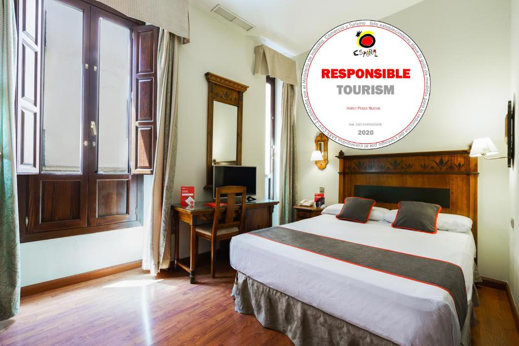 Hotel Plaza Nueva في غرناطة: غرفة في فندق بها سرير و علامة تعيد النظر في السياحة المسؤولة