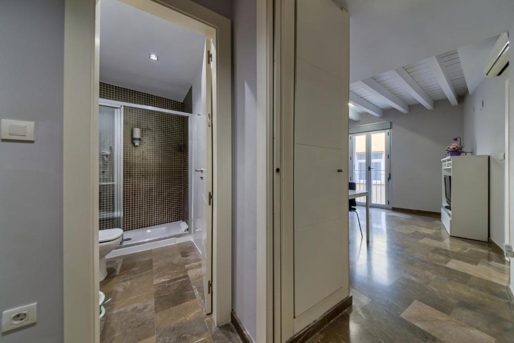 A bathroom at H2Granada en Centro Terraza-solarium & Parking