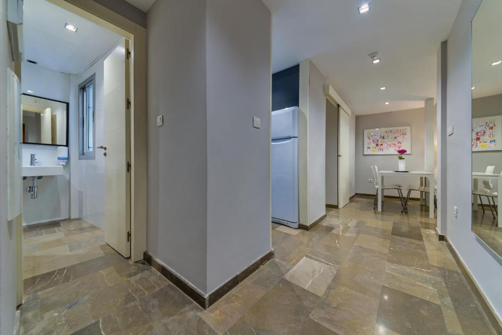 A kitchen or kitchenette at H2Granada en Centro Terraza-solarium & Parking