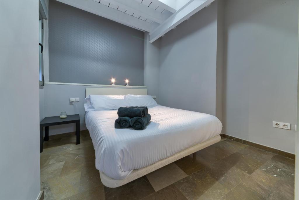 A bed or beds in a room at H2Granada en Centro Terraza-solarium & Parking