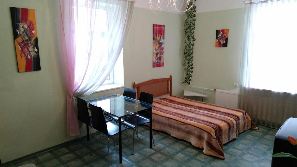 um quarto com uma cama e uma mesa de vidro em Quiet and cozy rooms in the center near the Old Town em Riga
