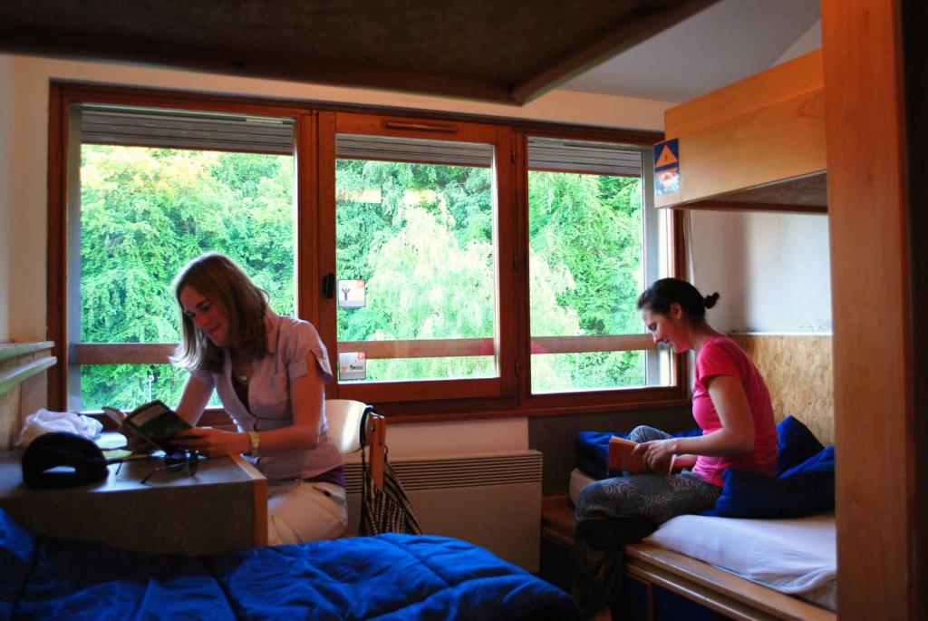Auberge de Jeunesse HI Annecy - Triple Room With Ensuite Shower – Shared Toilets