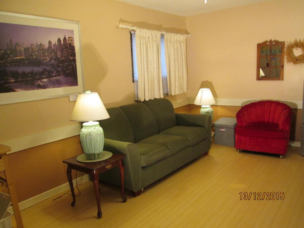 Posezení v ubytování Tel-A-Friend Motel