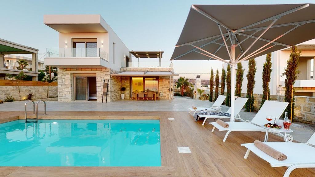 卡拉馬基的住宿－3 Muses Luxury Villas，一座带游泳池和房子的别墅