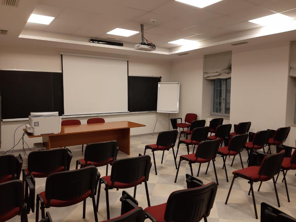 The business area and/or conference room at Nuovo Albergo Operai