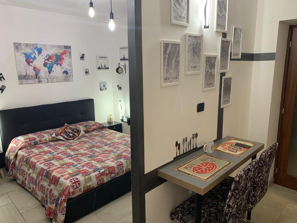 a bedroom with a bed and a table with a table sidx sidx at Maison Jean-Luc - app Vittorio in Bra