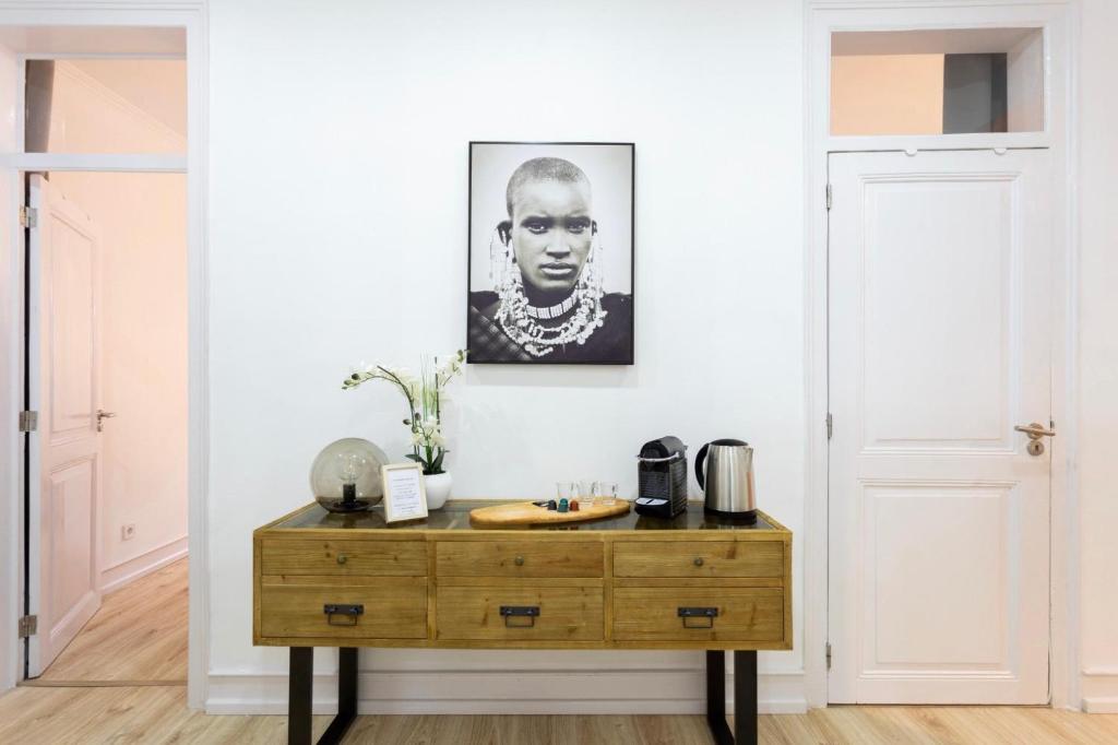 una mesa en una habitación con una foto en la pared en The Lisbon Lotus - Alcantara, en Lisboa