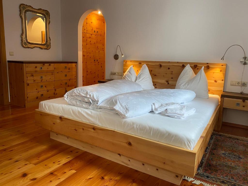 ドッビアーコにあるVilla Santerのベッドルーム1室(白い枕の木製ベッド1台付)