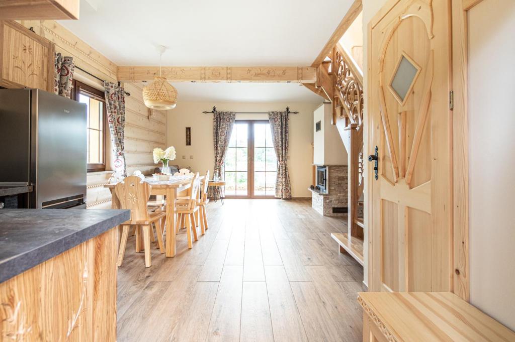 Kuchyň nebo kuchyňský kout v ubytování Osada LUX-HOUSE & SAUNA