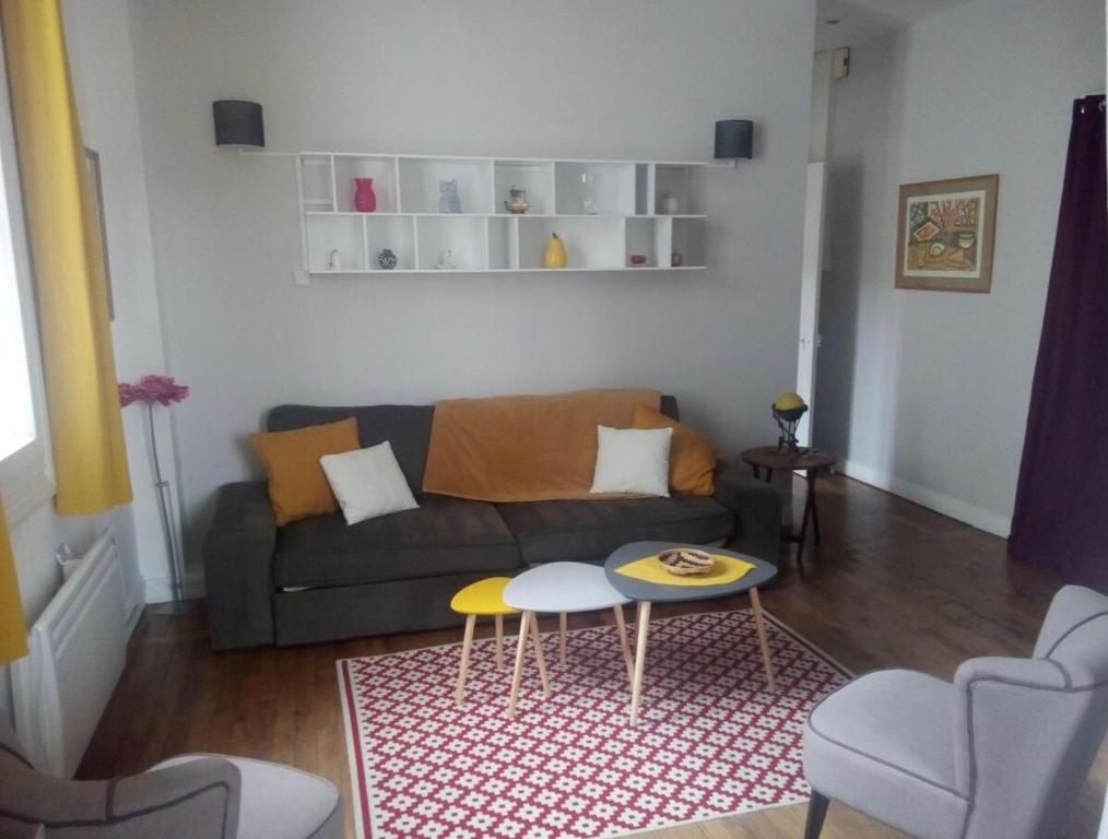 sala de estar con sofá y mesa en Plage et centre en Villers-sur-Mer