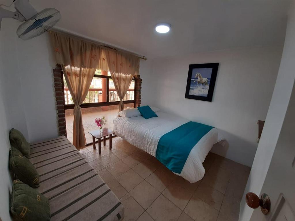 Postel nebo postele na pokoji v ubytování Suite Hotel Romanos