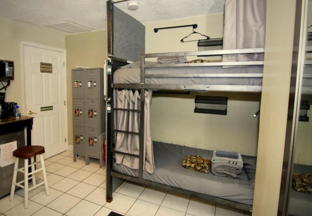 Palanda nebo palandy na pokoji v ubytování Sheridan Hostel