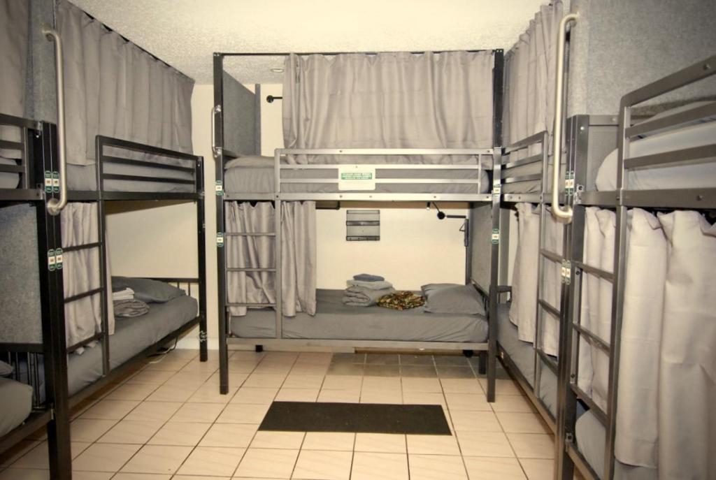 Palanda nebo palandy na pokoji v ubytování Sheridan Hostel