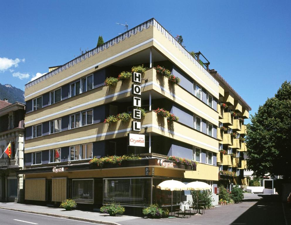 un hotel con un cartel en el costado en Hotel Crystal Interlaken, en Interlaken