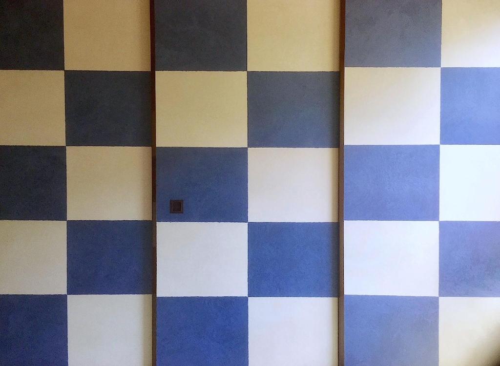 una parete a scacchi blu e bianca in una stanza di ＡＴＴＡ ＨＯＴＥＬ ＫＡＭＡＫＵＲＡ / Vacation STAY 77545 a Kamakura