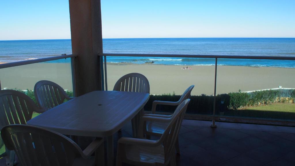 una mesa y sillas con vistas al océano en Marina Azul ElConserje, en Denia