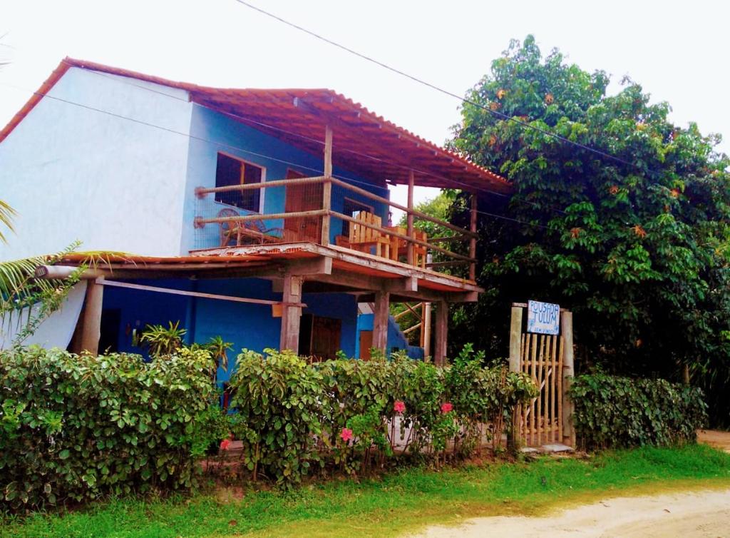 Casa azul y blanca con balcón en Casa Tulum, en Barra Grande