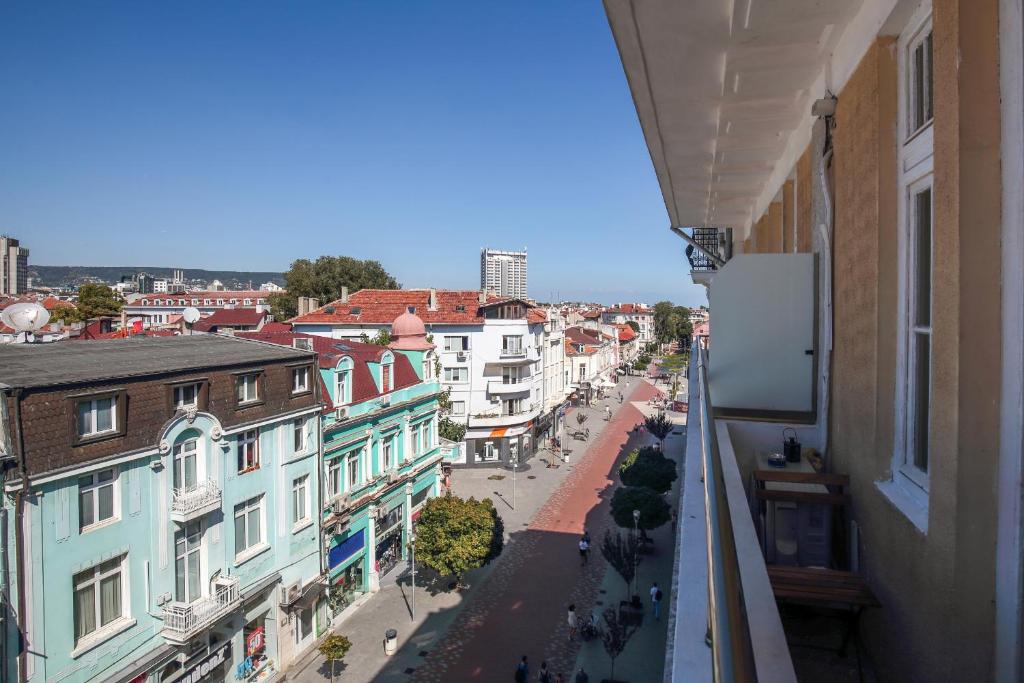 einen Balkon mit Blick auf eine Straße von einem Apartment in der Unterkunft Hostel Musala in Warna