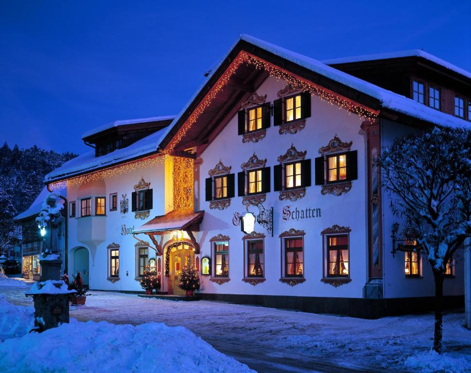 akritkrit inn im Schnee in der Nacht in der Unterkunft Hotel Schatten in Garmisch-Partenkirchen