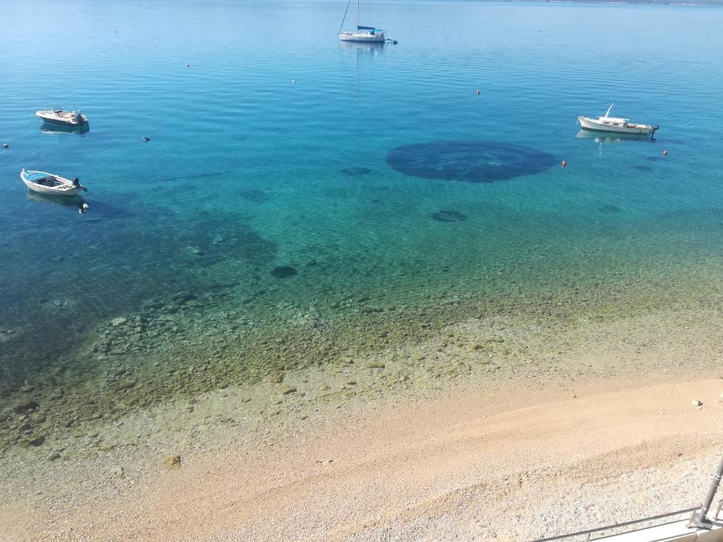 an aerial view of a beach with boats in the water at Apartmani Robert in Bol