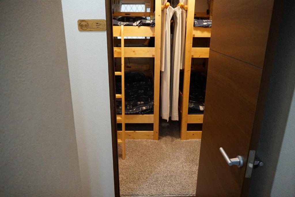 Palanda nebo palandy na pokoji v ubytování Auberge du Tanuki Noir Maison d'Hôtes