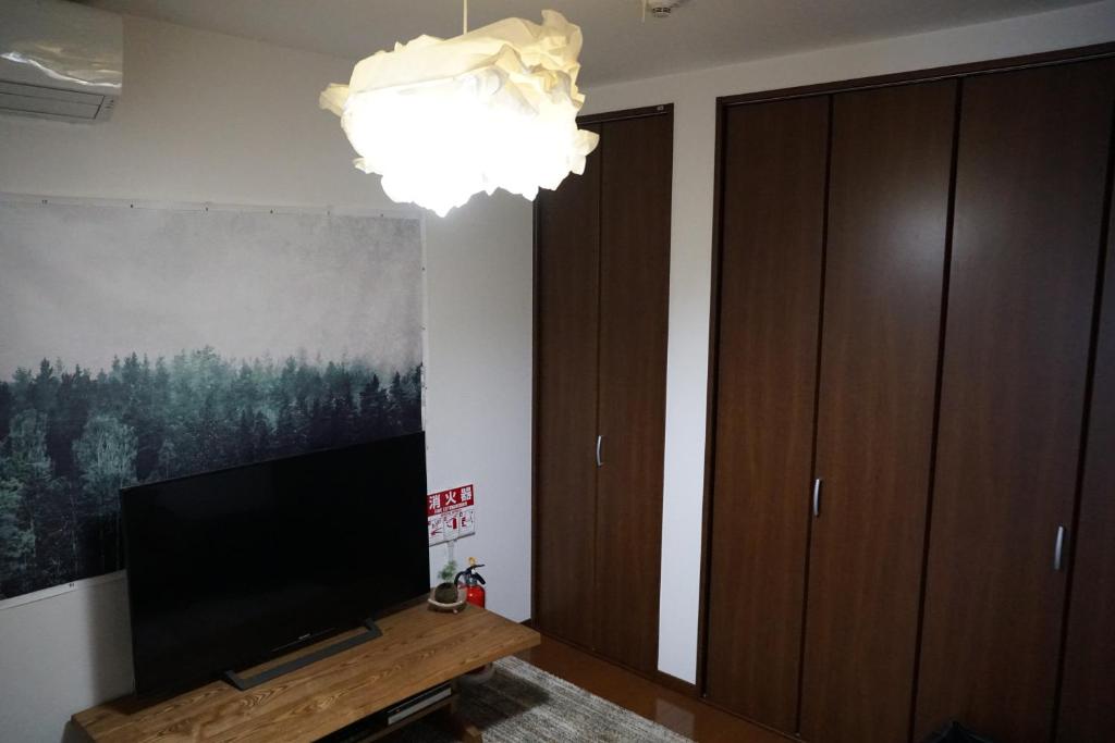 TV a/nebo společenská místnost v ubytování Auberge du Tanuki Noir Maison d'Hôtes
