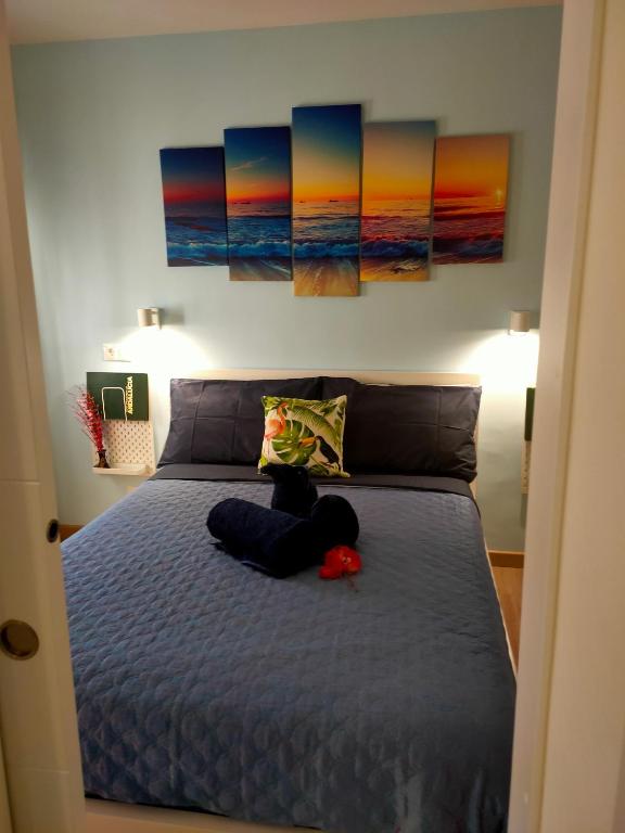 ein Schlafzimmer mit einem Bett, auf dem ein Teddybär liegt in der Unterkunft Lagunillas Voyager Apartment BY NAMASTE ELITE in Málaga