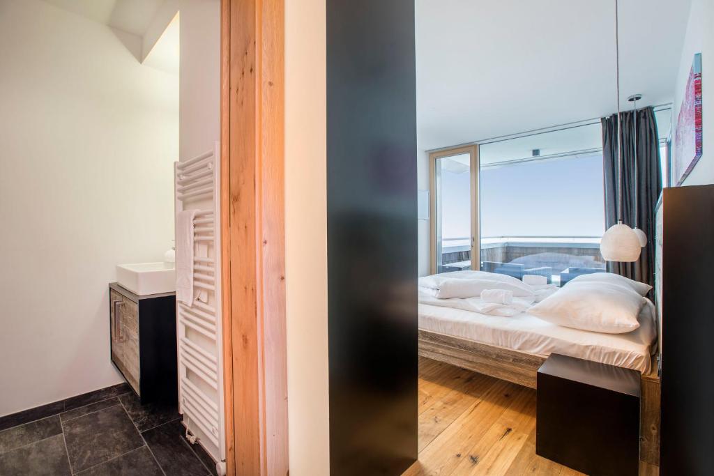 A bed or beds in a room at Penthaus Kitzebüheler Alpen