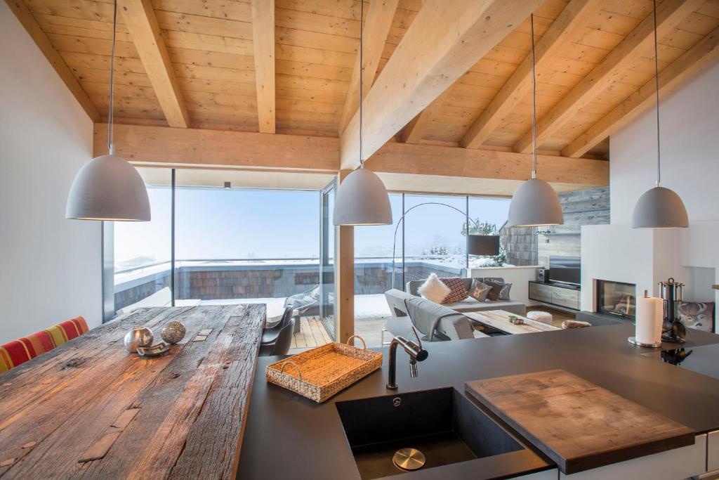 A kitchen or kitchenette at Penthaus Kitzebüheler Alpen